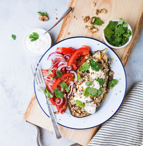 Gefüllte Aubergine mit Tomaten-Zwiebel-Salat