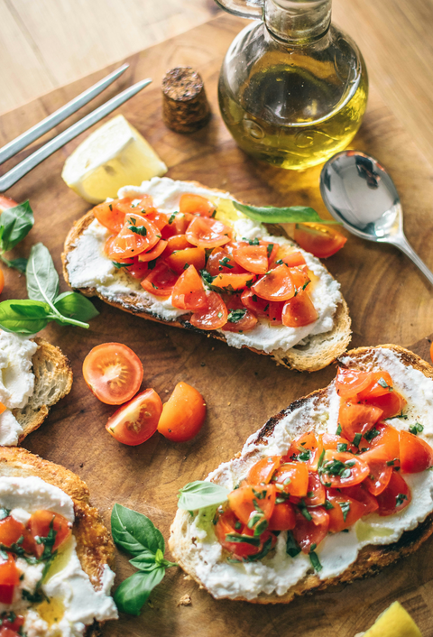 Bruschetta mit Ziegenfrischkäse und Tomaten