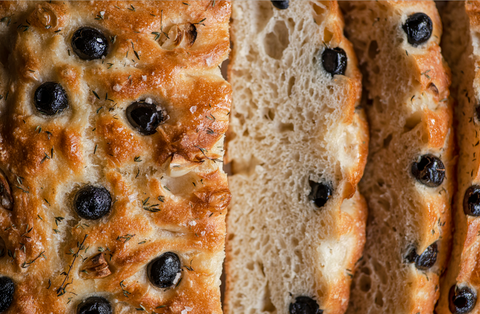 Griechisches Focaccia mit Oliven