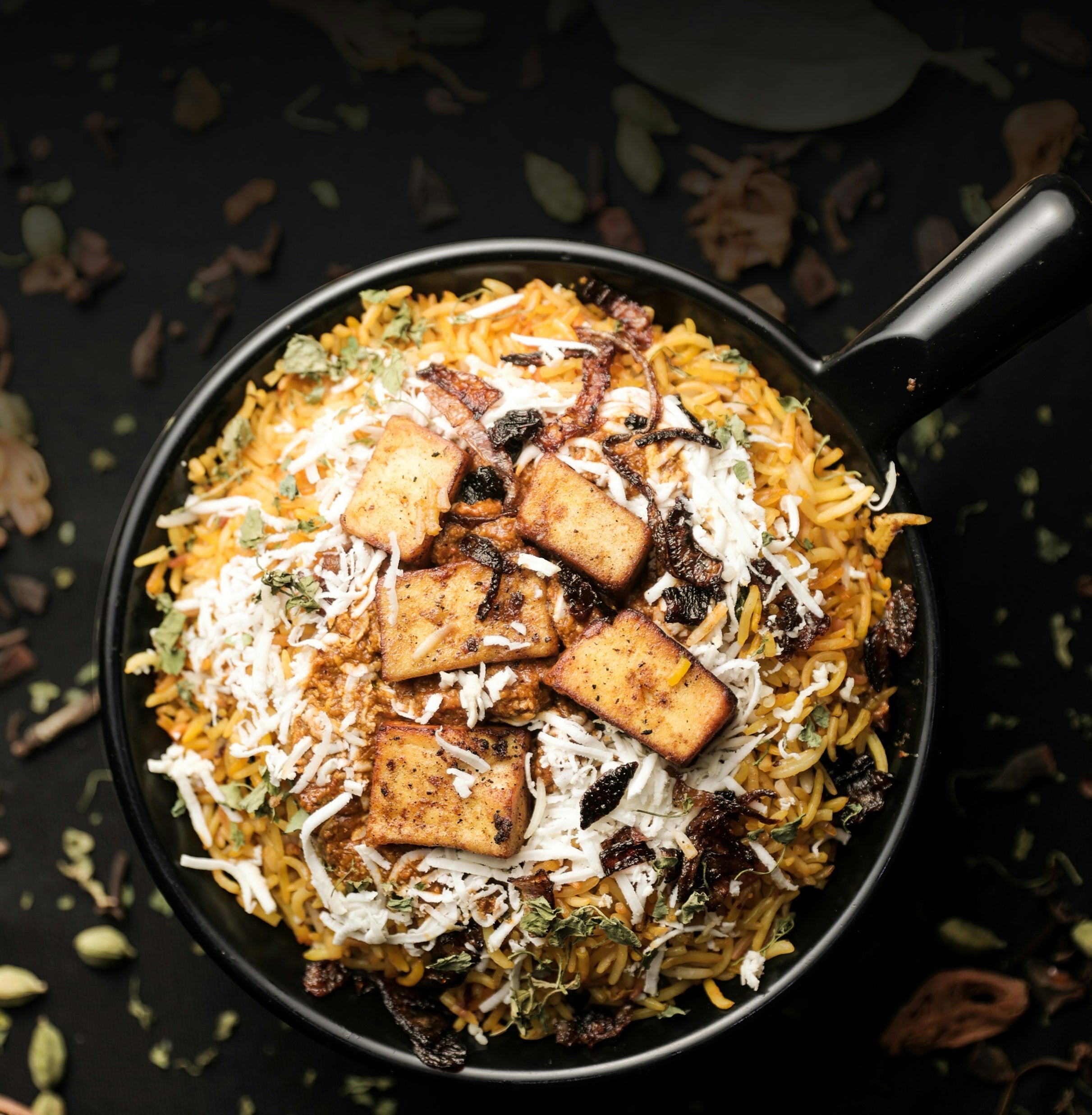 Gewürzreis mit würzigem Halloumi und Tomaten-Joghurt-Sauce – Minos Gewürzreis mit würzigem Halloumi und Tomaten-Joghurt-Sauce – Minos