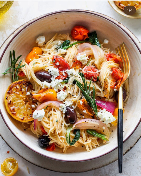 Eine Schüssel mit köstlicher mediterraner Pasta, garniert mit frischen Spinatblättern, sonnengereiften Tomaten und Kalamata-Oliven. Das Gericht wird mit einem Schuss aromatischem Minos Olivenöl und frischen Kräutern serviert und bietet einen authentischen Geschmack der mediterranen Küche. Ideal für ein gesundes Mittag- oder Abendessen und eine perfekte Ergänzung zu jeder Mahlzeit.