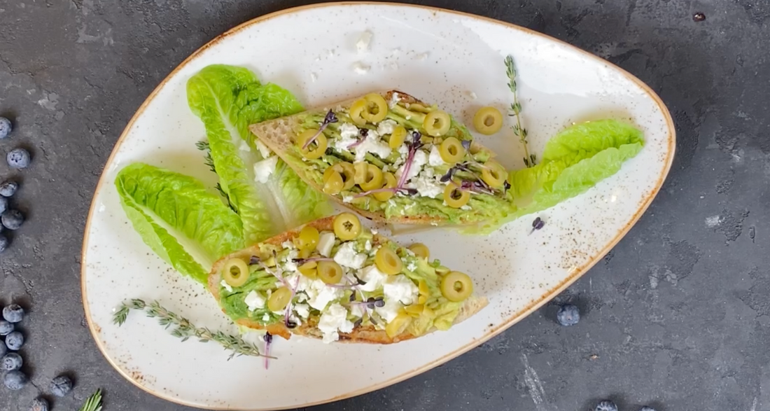 Avocado-Brot mit Oliven