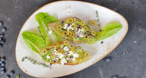 Avocado-Brot mit Oliven