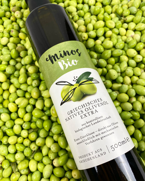 Flasche Minos BIO - Natives Olivenöl Extra mit EU-Bio-Logo, symbolisiert Qualität und Nachhaltigkeit im ökologischen Landbau