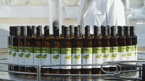 Minos Natives Olivenöl Extra Flaschen in der Produktion, frisch abgefülltes hochwertiges Olivenöl aus Kreta.