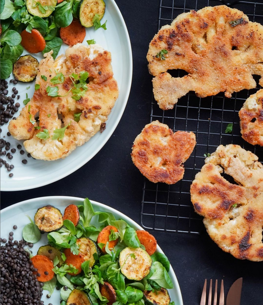 Blumenkohlschnitzel mit Belugalinsen und Salat