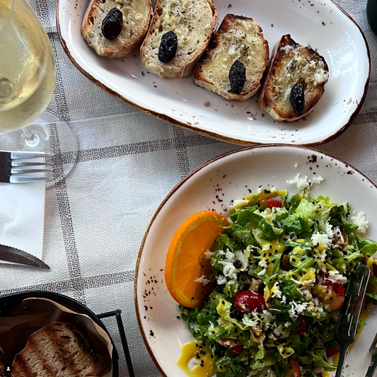 Mediterraner Salat mit geröstetem Knoblauch-Baguette und Orangen-Dressing