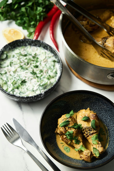 Kretisches Zitronen-Knoblauch-Hähnchen mit Joghurt-Gurken-Salat