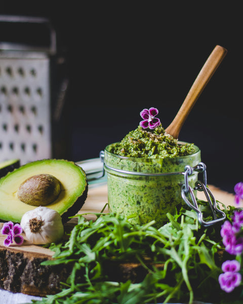 Griechisches Avocado-Rucola-Pesto