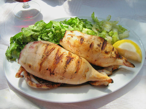 Gegrillter Tintenfisch gefüllt mit Feta & Kräutern