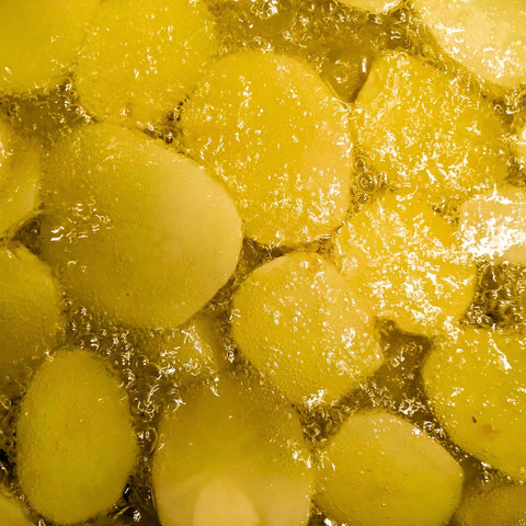 Minos Extra natives Olivenöl ist stabil beim Kochen bis 200°C und eine gesunde Wahl für viele Gerichte. Für maximalen Polyphenolgehalt ist die Verwendung als Topping empfohlen.