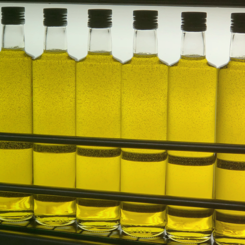 Minos Olivenölproduktion: Dekantierung und Filtration bei kontrollierter Temperatur, um Öl von Wasser und Rückständen zu trennen. Lagerung in Stahltanks in einem gekühlten Raum vor der Abfüllung