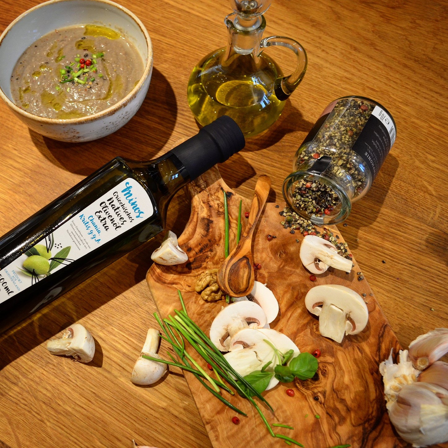 Unsere 500ml Minos Olivenöl Flasche auf dem Tisch geschmückt mit Gewürzen 